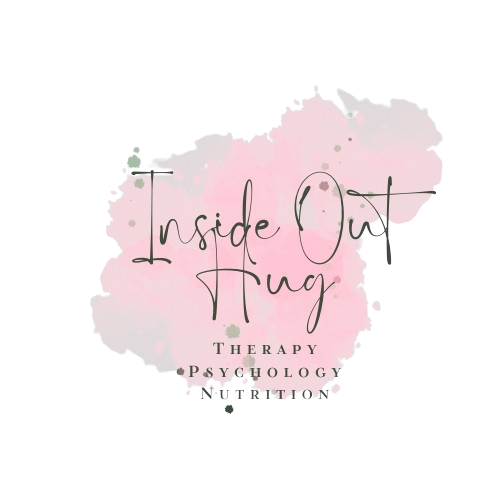 Logo "Inside Out Hug" na tle akwarelowej plamy w odcieniach różu i szarości. Pełna nazwa wraz z dopiskiem pod spodem: "THERAPY PSYCHOLOGY NUTRITION".